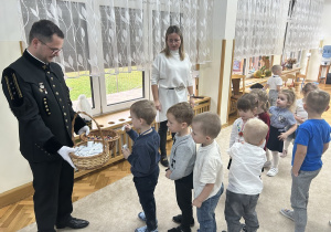 16 Przedszkolaki częstują się słodyczami