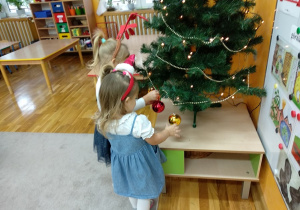 Ubieramy naszą choinkę w sali.