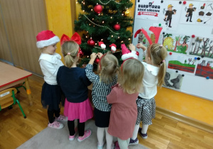 Nasza choinka już coraz piękniejsza.