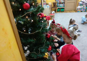 Kropelki ozdabiają choinkę.