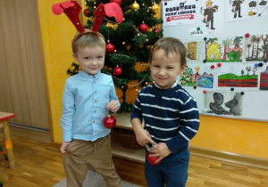 Chłopcy z bombkami.