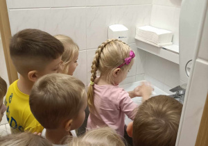 Dzieci pokazują jak prawidłowo myją ręce.