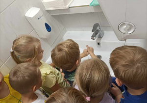 Dzieci pokazują jak prawidłowo myją ręce - lekcja praktyczna.
