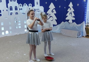 Śnieżynki zapraszają do obejrzenia jasełek