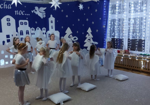 Aniołki trzepią poduszki dla Jezuska