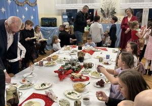 Goście próbują potraw pań kucharek