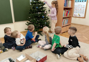 Przedszkolaki zawieszaja kolejne ozdoby