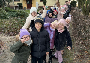01. 6-latki w drodze na seans filmowy.