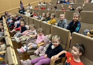 07 Radosne dzieci siedzą w kinie.