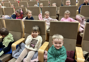 18 Przedszkolaki z radością oczekują na seans.