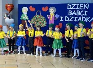 Dzieci śpiewają piosenkę dla dziadków.