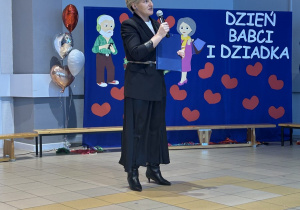 01. Przywitanie gości przez panią Dyrektor.