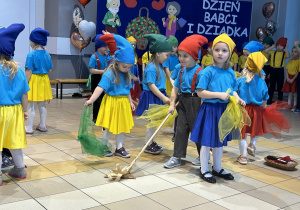 04. Hej ho, hej ho, do pracy by się szło - 3 latki zamiatają.