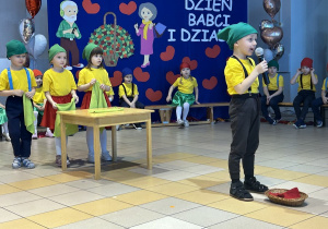 08. Scenka sytuacyjna pt. ,,Porządki'' w wykonaniu 4-latków.