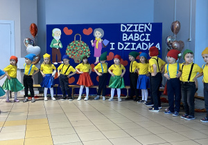 12. Przedszkolaki tańczą do utworu.