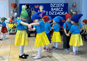 14. Maluszki wykonują taniec w parach.