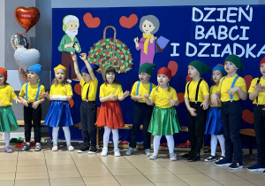 17. Dzieci śpiewają piosenkę dla dziadków.