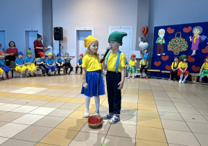 20. Dziewczynka i chłopiec recytują wiersze.