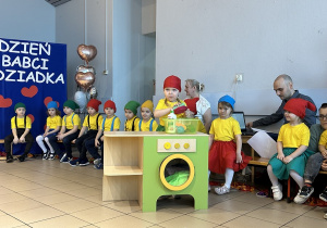 23. O ile naczyń w zlewie zostało, umyć by je się przydało - scenka 4-latków.