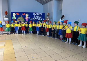 26. Dzieci przygotowują się do kontynuacji przedstawienia.