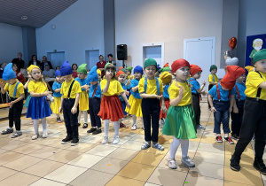 27. Wspólny taniec Promyczków i Kropelek.