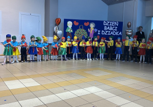 31. Przedszkolaki z serduszkami podczas śpiewania.