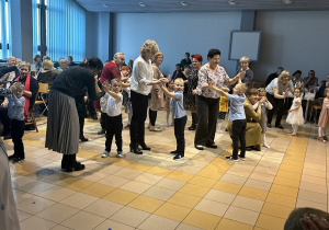 35. Zabawy muzyczno-ruchowe z animatorkami.