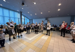 39. Zabawy naszych przedszkolaków z zaproszonymi gośćmi.