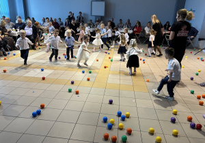 40. Dzieci zbierają kolorowe piłeczki - zabawa zręcznościowa.