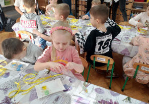 24 Dziewczynka przygotowuje swoje mydełko.