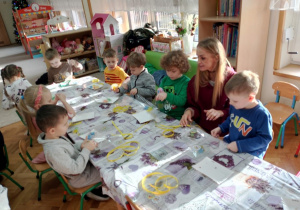 25 Dzieci pakują własnoręcznie wykonane mydełka.