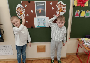 Chłopcy prezentują plakat zapowiadający - Dzień bez opakowań foliowych_