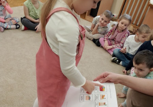03_Dziewczynka pokazuje czym można zastąpić torebkę foliową