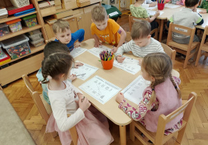 Dzieci uzupełniają karty pracy