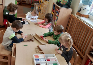 Pięciolatki ozdabiają torbę ekologiczną własnego projektu
