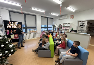 Spotkanie przedszkolaków z bibliotekarką szkolną