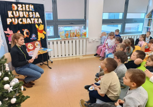 Pani bibliotekarz zadaje dzieciom zagadki