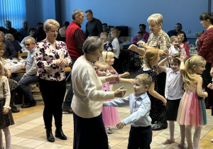24 Taniec z babcią i dziadkiem