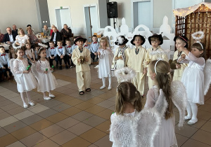 29 wspólny śpiew aniołków z pastuszkami