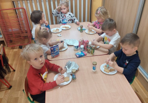 Drugi etap pracy - ozdabianie pierniczków.