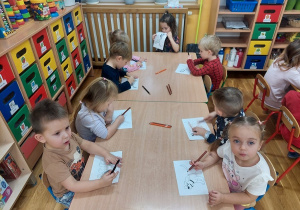 Kropelki kolorują pieski.