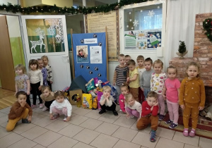 Zdjęcie Kropelek przy zbiórce w holu przedszkola.
