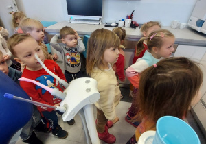 Przedszkolaki dowiadują się jakie produkty są zdrowe dla zębów.