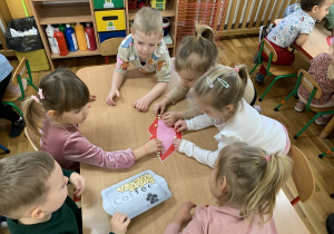 Zęby w dziąśle - zabawa sensoryczna.