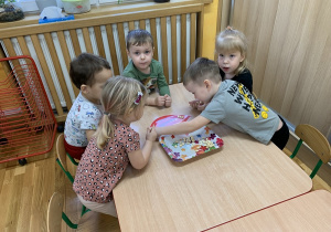 Maluszki układają ząbki w jamie ustnej.