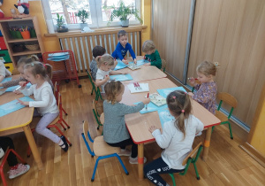 Kropelki podczas kolorowania zęba.