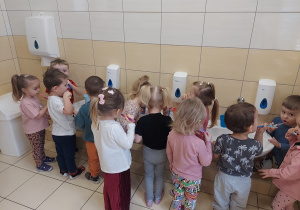 Działanie praktyczne 3-latków - Myjemy zęby z Klubem Mleczaka.