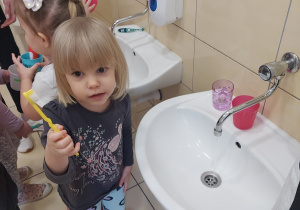 Dziewczynka myje ząbki.