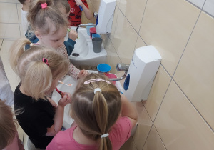 Pierwsze mycie zębów z przedszkolu.