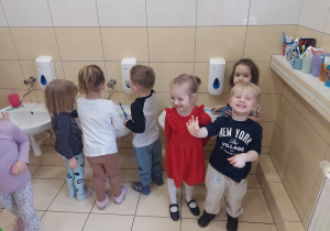Uśmiechnięte i zadowolone 3-latki.